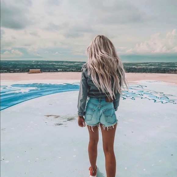 Poshmark profile picture for @i_v
